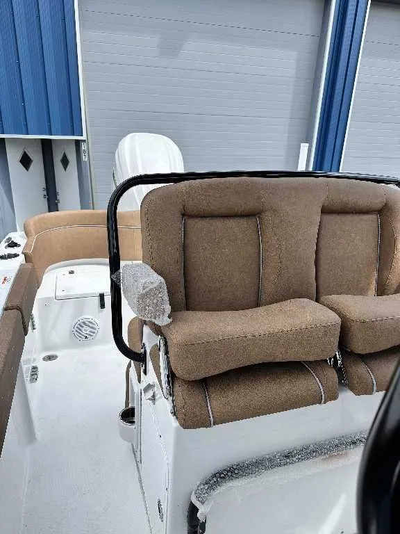 Slide: The Image of Sea Hunt Ultra 239 SE 2025 - 8