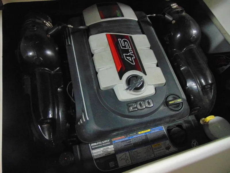 Slide: The Image of 2019 Hurricane SS 201 I/O boat engine, 4.5L 200 HP MerCruiser. - 15