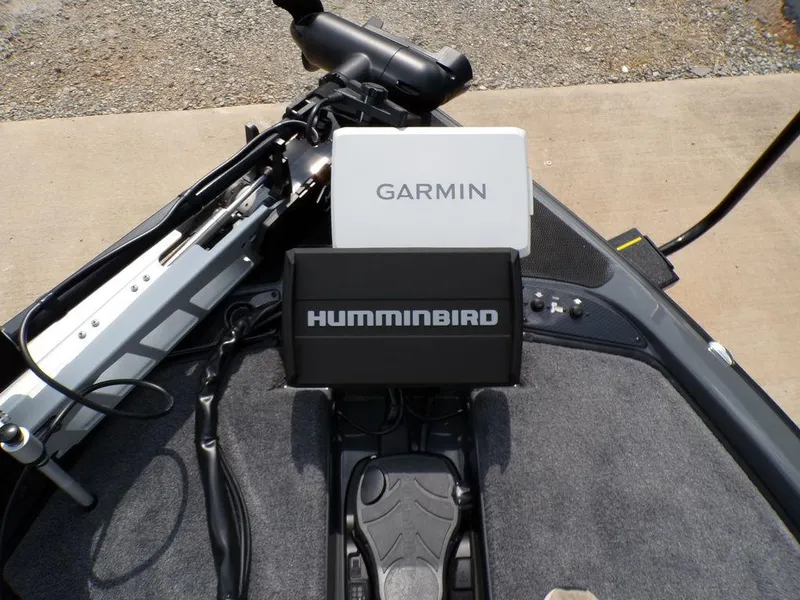 Slide: The Image of Phoenix 920 Elite 2025 boat with Garmin and Humminbird navigation systems. - 19