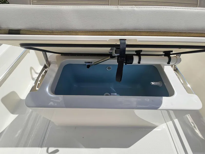 Slide: The Image of Boston Whaler 170 Montauk 2024 - 11