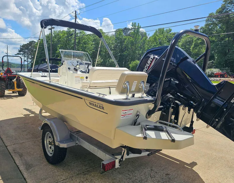 Slide: The Image of Boston Whaler 170 Montauk 2024 - 6