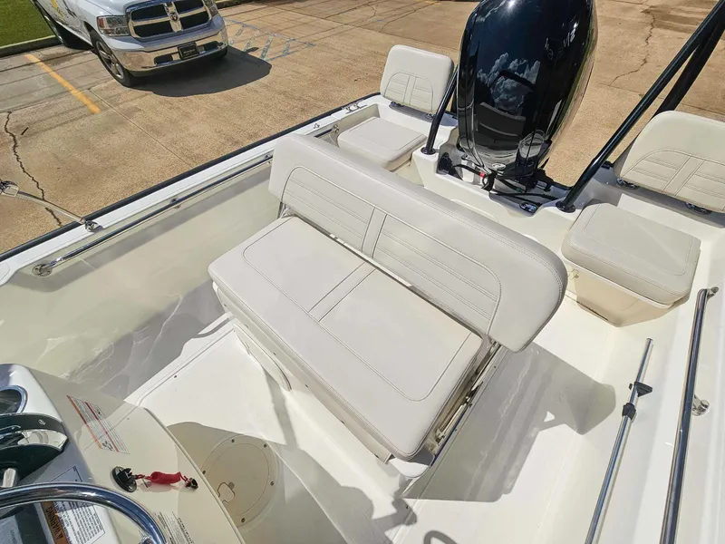 Slide: The Image of Boston Whaler 170 Montauk 2024 - 9
