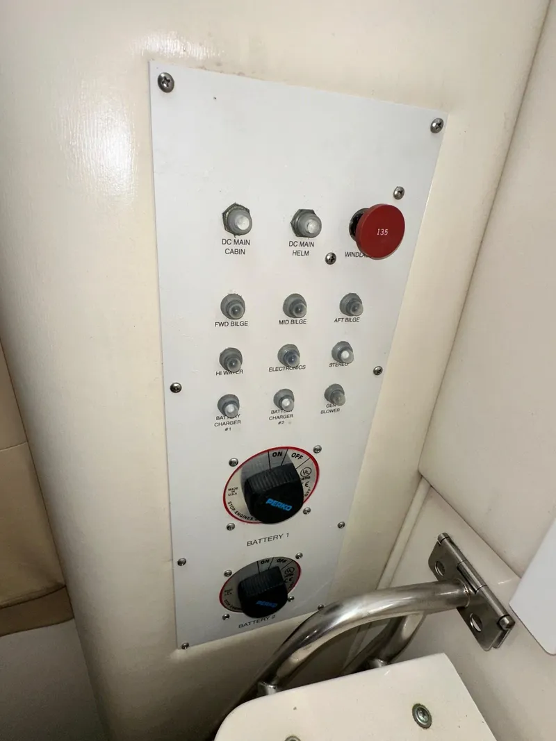 Slide: The Image of Wellcraft 330 Coastal 2004 - 14