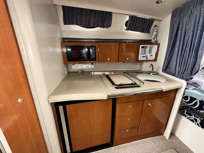 Slide: The Image of Wellcraft 330 Coastal 2004 - 20