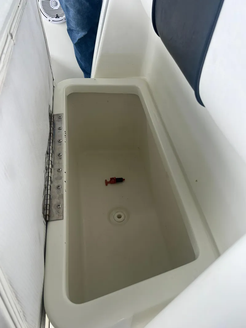 Slide: The Image of Livewell on a 2000 Hydra-Sports 2400 CC Vector boat. - 25