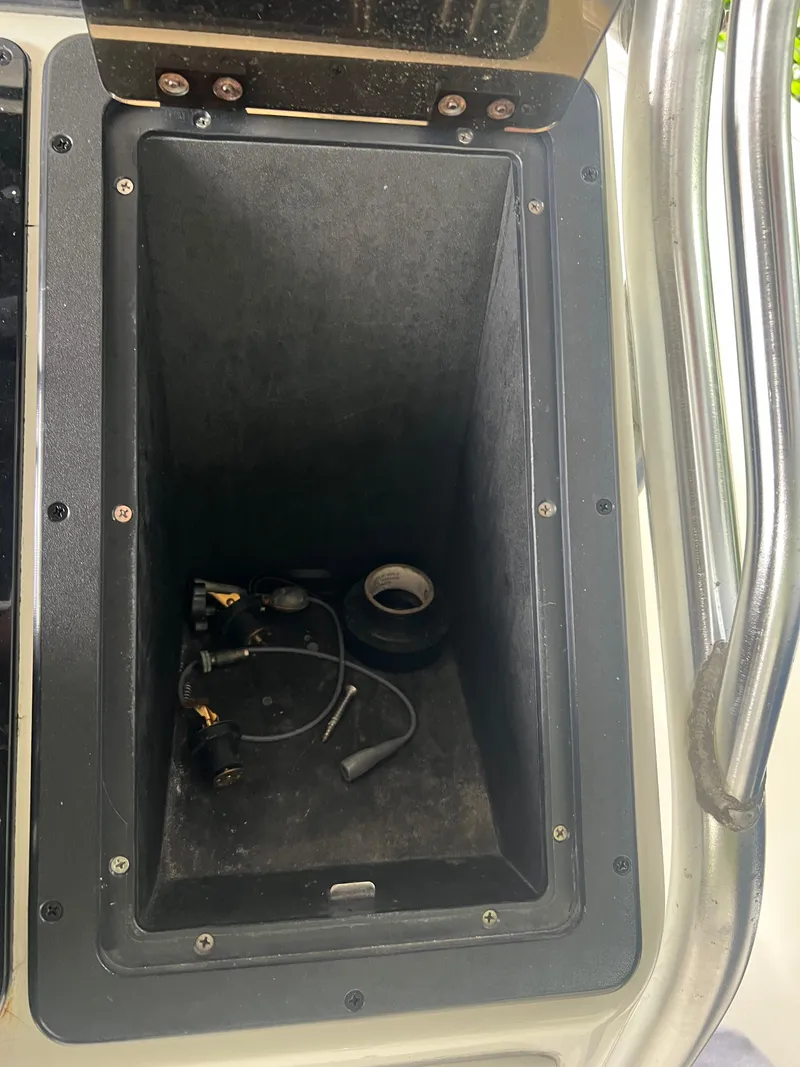 Slide: The Image of Storage compartment on a 2000 Hydra-Sports 2400 CC Vector boat with accessories. - 30