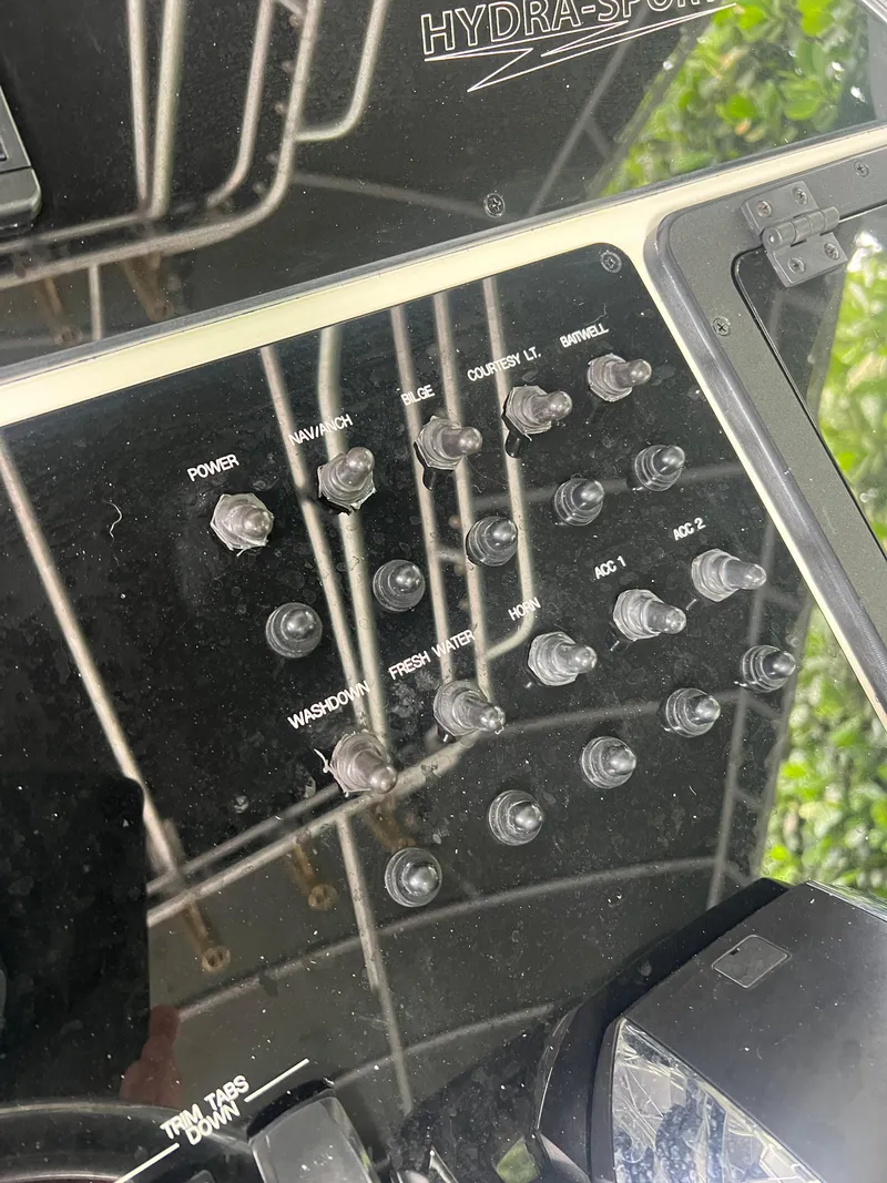 Slide: The Image of Control panel of a 2000 Hydra-Sports 2400 CC Vector boat. - 31