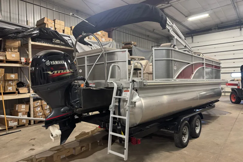 Slide: The Image of 2019 Bennington SX 21 Cruise pontoon boat with Yamaha VMAX engine in a warehouse. - 18