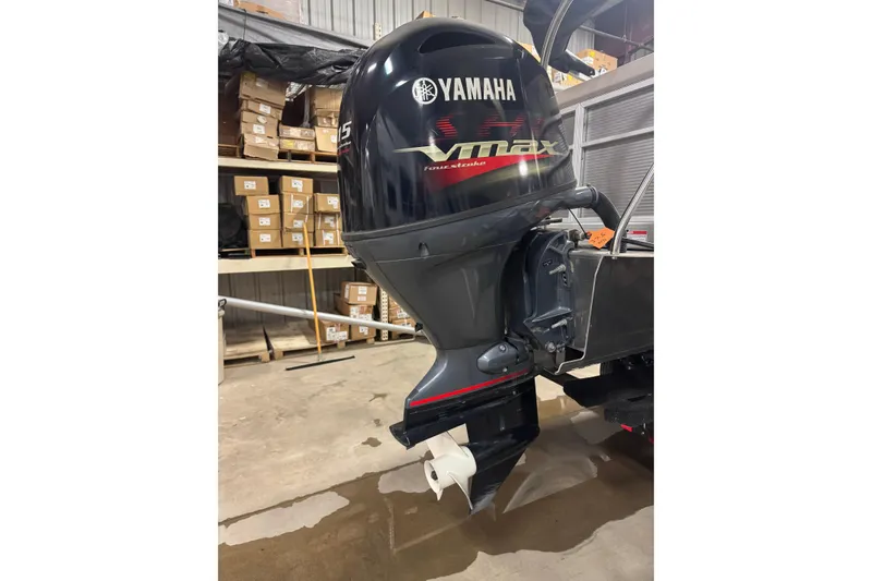 Slide: The Image of Yamaha VMAX outboard motor on 2019 Bennington SX 21 Cruise boat in warehouse. - 20