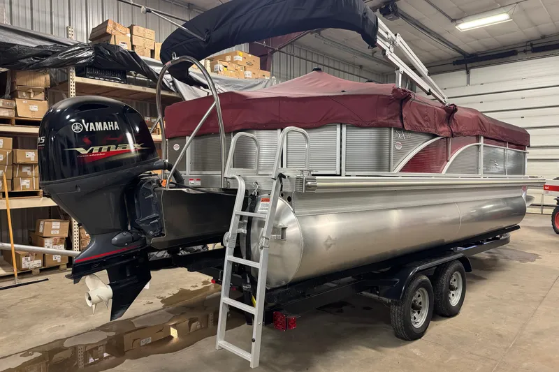 Slide: The Image of 2019 Bennington SX 21 Cruise pontoon boat with Yamaha VMAX engine in a warehouse. - 37