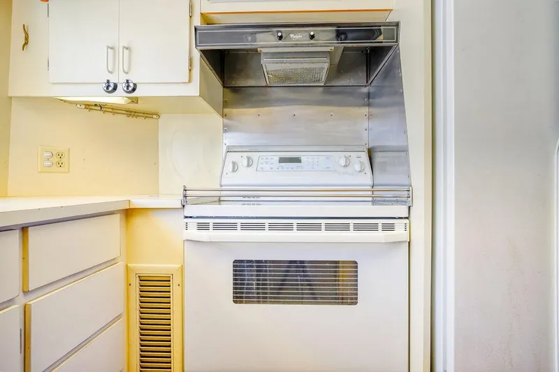 Slide: The Image of Hatteras 72 Flush Deck Cockpit Motor Yacht 1987 - 100