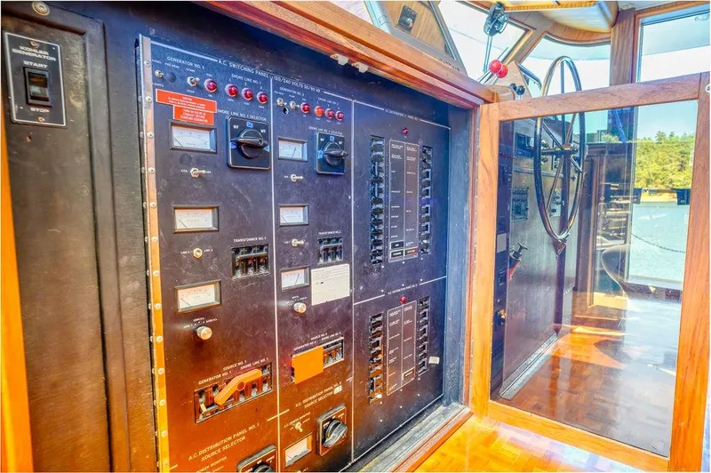 Slide: The Image of Hatteras 72 Flush Deck Cockpit Motor Yacht 1987 - 80