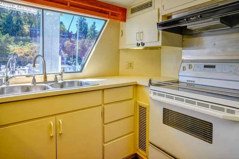 Slide: The Image of Hatteras 72 Flush Deck Cockpit Motor Yacht 1987 - 96