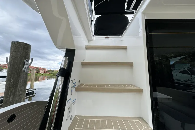 Slide: The Image of Galeon 400 Fly 2025 - 16