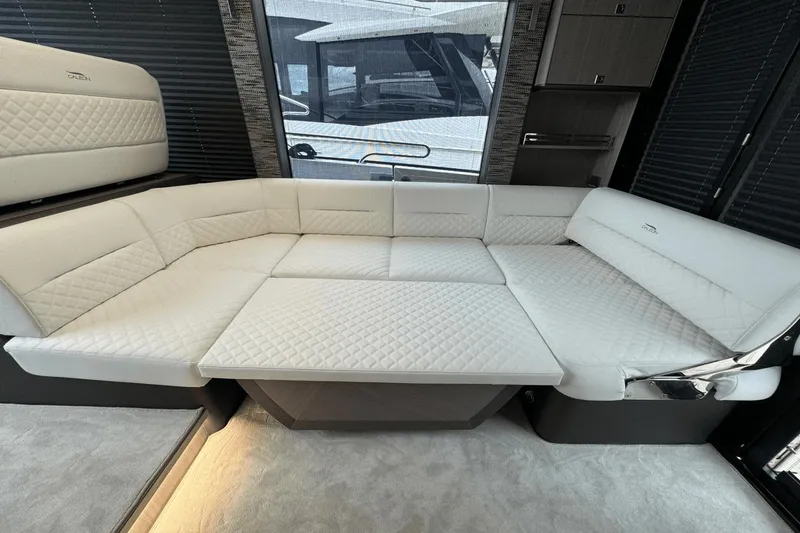 Slide: The Image of Galeon 400 Fly 2025 - 18