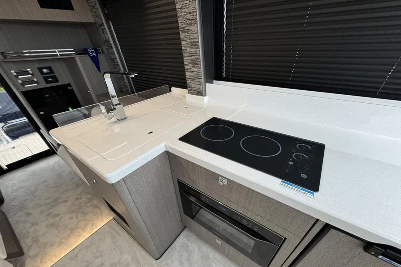 Slide: The Image of Galeon 400 Fly 2025 - 29