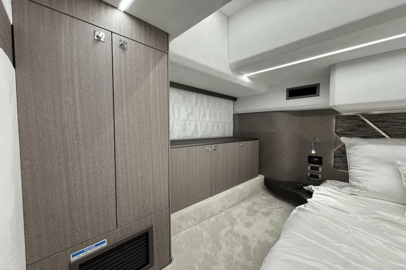 Slide: The Image of Galeon 400 Fly 2025 - 36