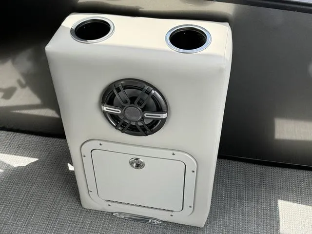 Slide: The Image of 2024 Starcraft EXS 3 HB4 boat speaker and cup holders. - 20