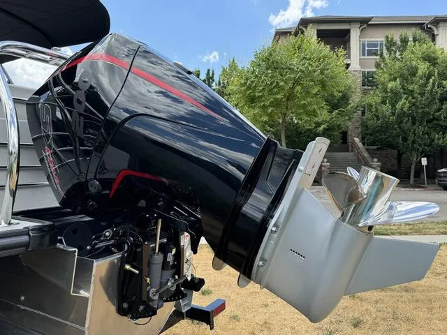 Slide: The Image of 2024 Starcraft EXS 3 HB4 boat engine close-up with propeller. - 4