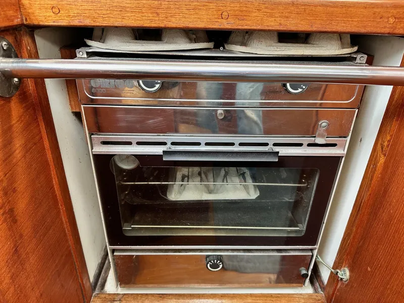Slide: The Image of 1986 Sabre 30 Sabre MK III boat oven with wooden cabinetry. - 14