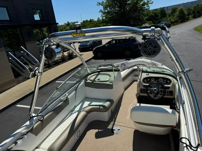 Slide: The Image of 2000 MasterCraft MariStar 230 VRS boat interior with seating and steering wheel. - 15
