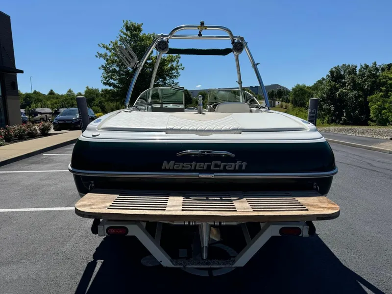 Slide: The Image of 2000 MasterCraft MariStar 230 VRS boat, rear view in parking lot. - 4