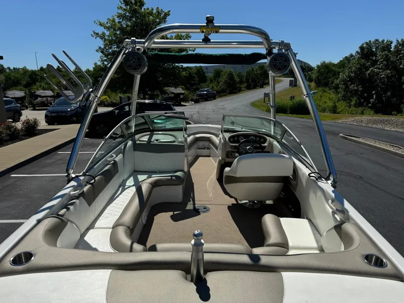Slide: The Image of 2000 MasterCraft MariStar 230 VRS boat interior with seating and wakeboard tower. - 7