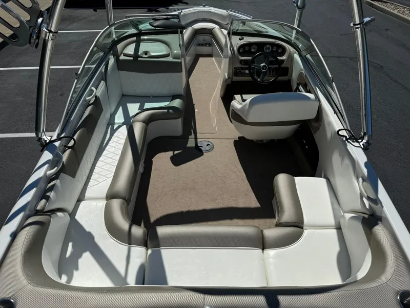 Slide: The Image of 2000 MasterCraft MariStar 230 VRS boat interior with seating and dashboard. - 9