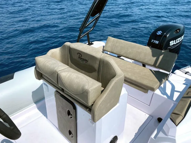 Slide: The Image of Ranieri CAYMAN 23 Sport 2025 boat interior with Suzuki 175 engine on blue water. - 17