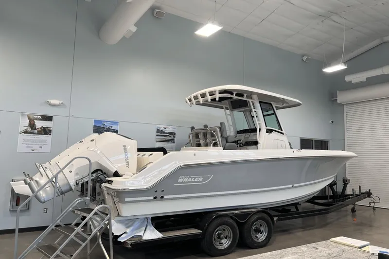 Slide: The Image of Boston Whaler 250 Outrage 2025 - 1