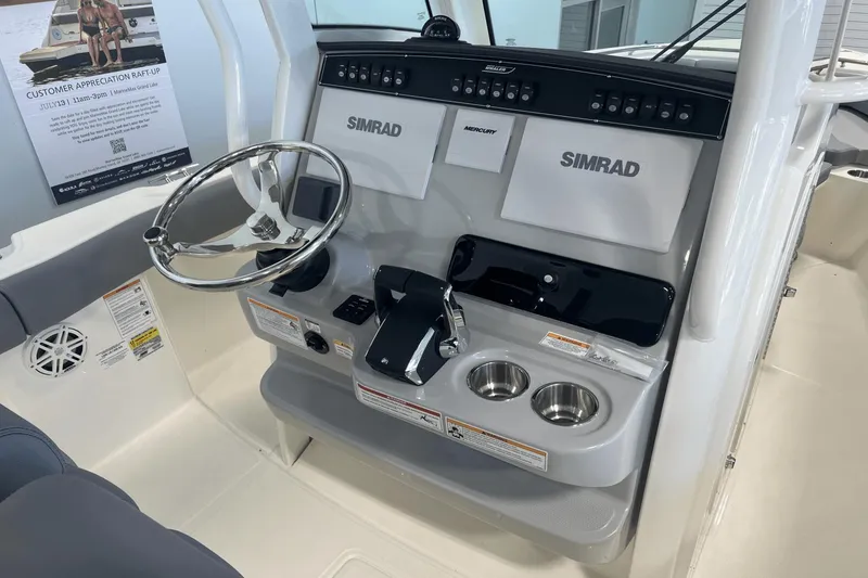 Slide: The Image of Boston Whaler 250 Outrage 2025 - 10