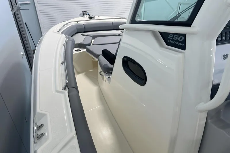 Slide: The Image of Boston Whaler 250 Outrage 2025 - 14