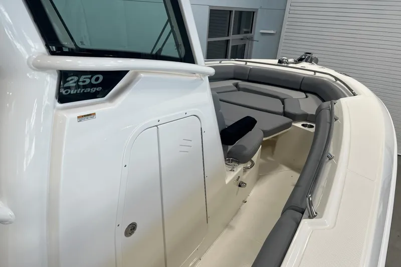 Slide: The Image of Boston Whaler 250 Outrage 2025 - 15