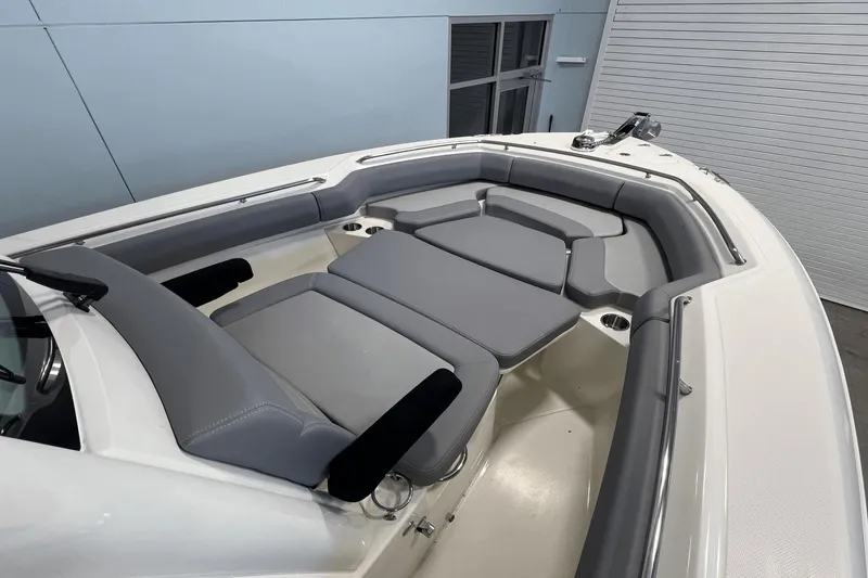Slide: The Image of Boston Whaler 250 Outrage 2025 - 16
