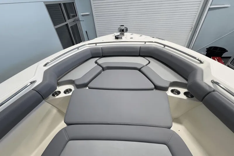 Slide: The Image of Boston Whaler 250 Outrage 2025 - 17