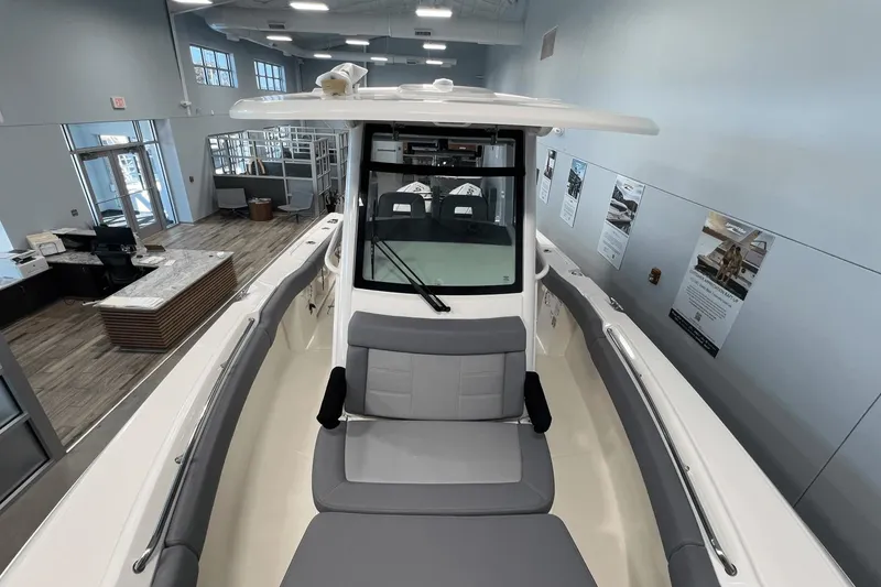 Slide: The Image of Boston Whaler 250 Outrage 2025 - 18