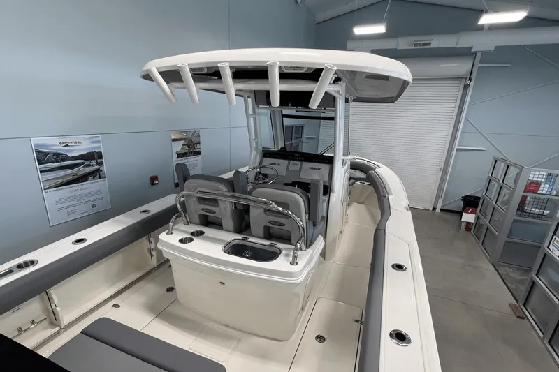 Slide: The Image of Boston Whaler 250 Outrage 2025 - 19
