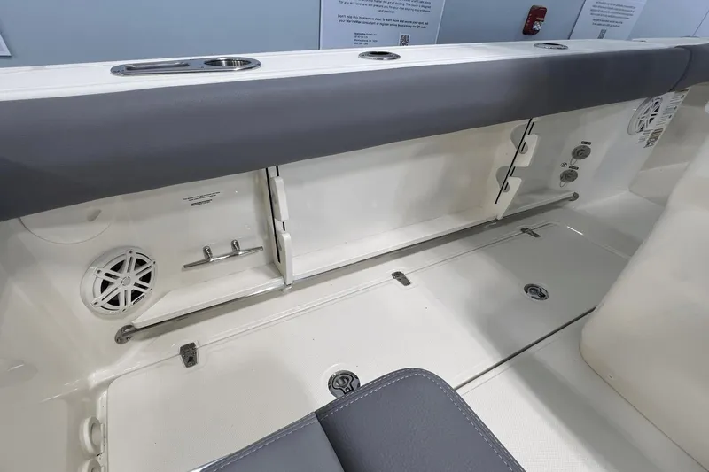 Slide: The Image of Boston Whaler 250 Outrage 2025 - 20