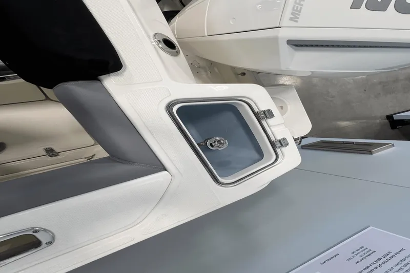 Slide: The Image of Boston Whaler 250 Outrage 2025 - 22