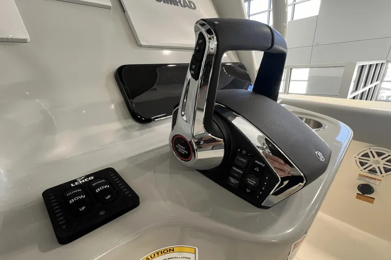 Slide: The Image of Boston Whaler 250 Outrage 2025 - 25