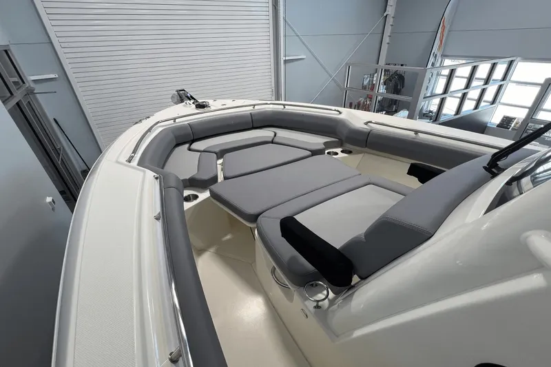 Slide: The Image of Boston Whaler 250 Outrage 2025 - 26