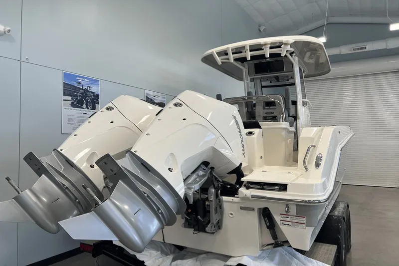 Slide: The Image of Boston Whaler 250 Outrage 2025 - 6