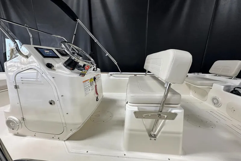 Slide: The Image of Boston Whaler 170 Montauk 2025 - 10