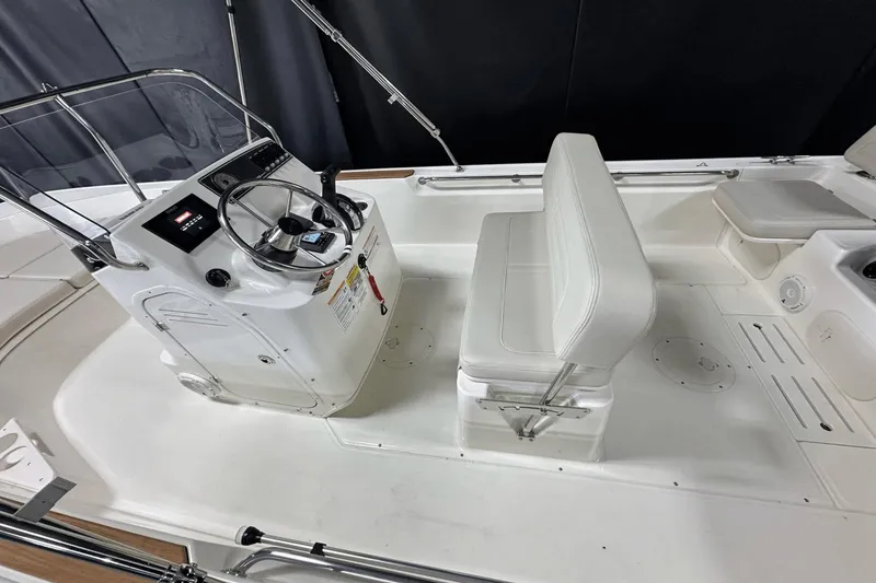 Slide: The Image of Boston Whaler 170 Montauk 2025 - 11