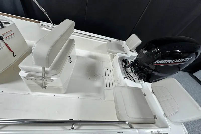 Slide: The Image of Boston Whaler 170 Montauk 2025 - 14