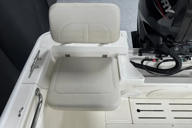 Slide: The Image of Boston Whaler 170 Montauk 2025 - 22