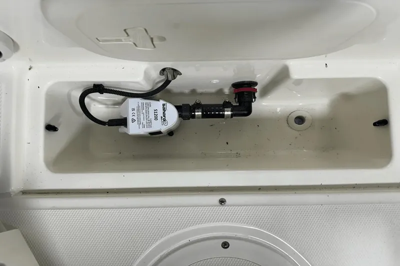 Slide: The Image of Boston Whaler 170 Montauk 2025 - 25