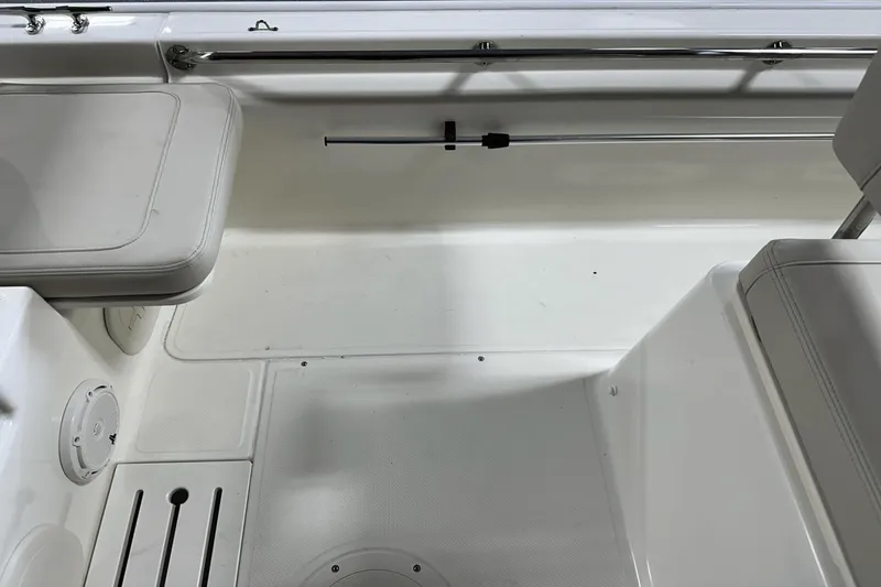 Slide: The Image of Boston Whaler 170 Montauk 2025 - 27