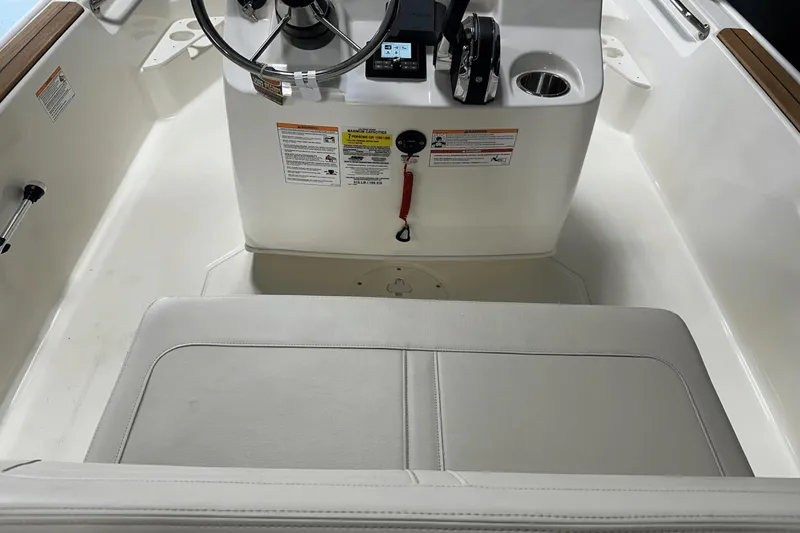 Slide: The Image of Boston Whaler 170 Montauk 2025 - 32
