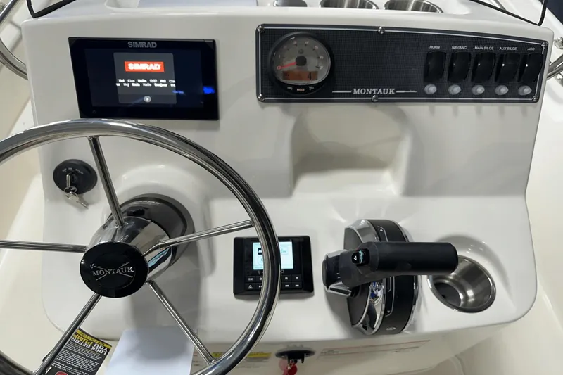 Slide: The Image of Boston Whaler 170 Montauk 2025 - 34